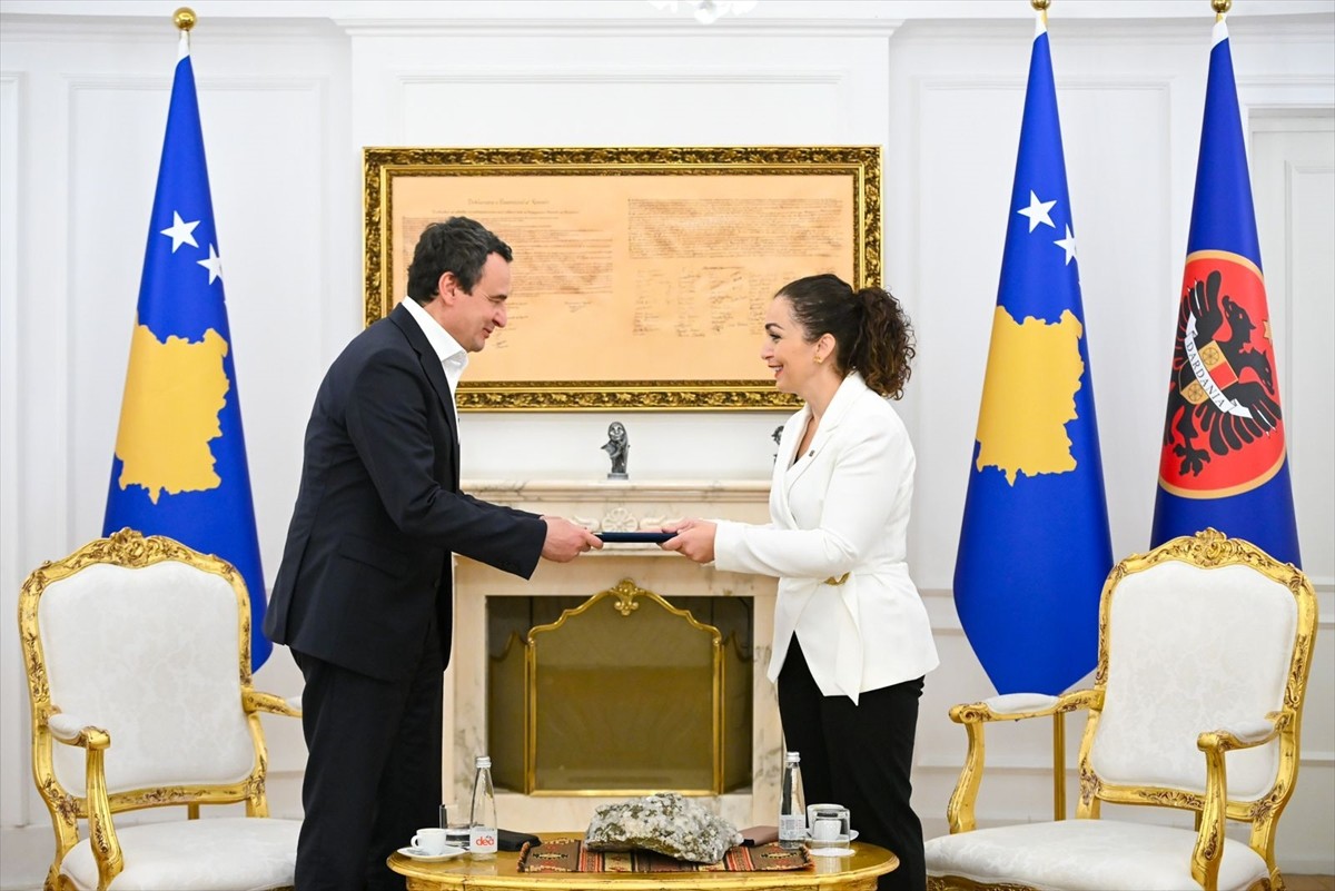 Kosova Cumhurbaşkanı Vjosa Osmani'nin (sağda), Kendin Karar Al Hareketinin (Vetevendosje) Genel...