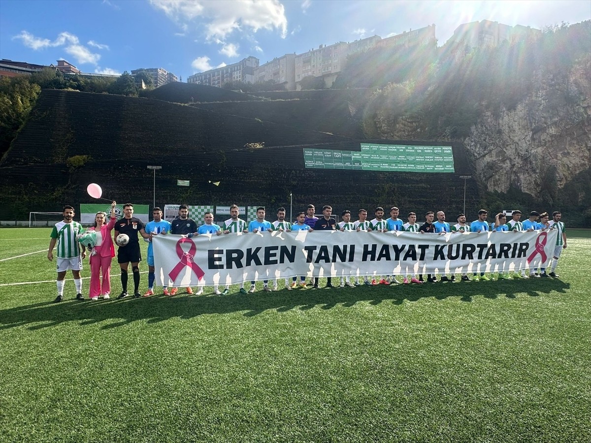 Kozlu Belediyespor- Çaycuma Velioğlu Gelişimspor müsabakası öncesince göğüs kanserini yenen 38...