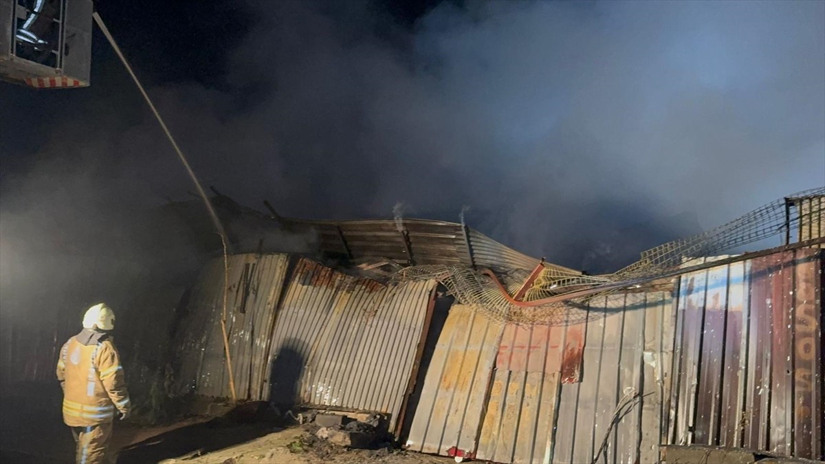 Küçükçekmece'de bir halı yıkama atölyesinde çıkan yangın, itfaiye ekiplerinin müdahalesiyle...