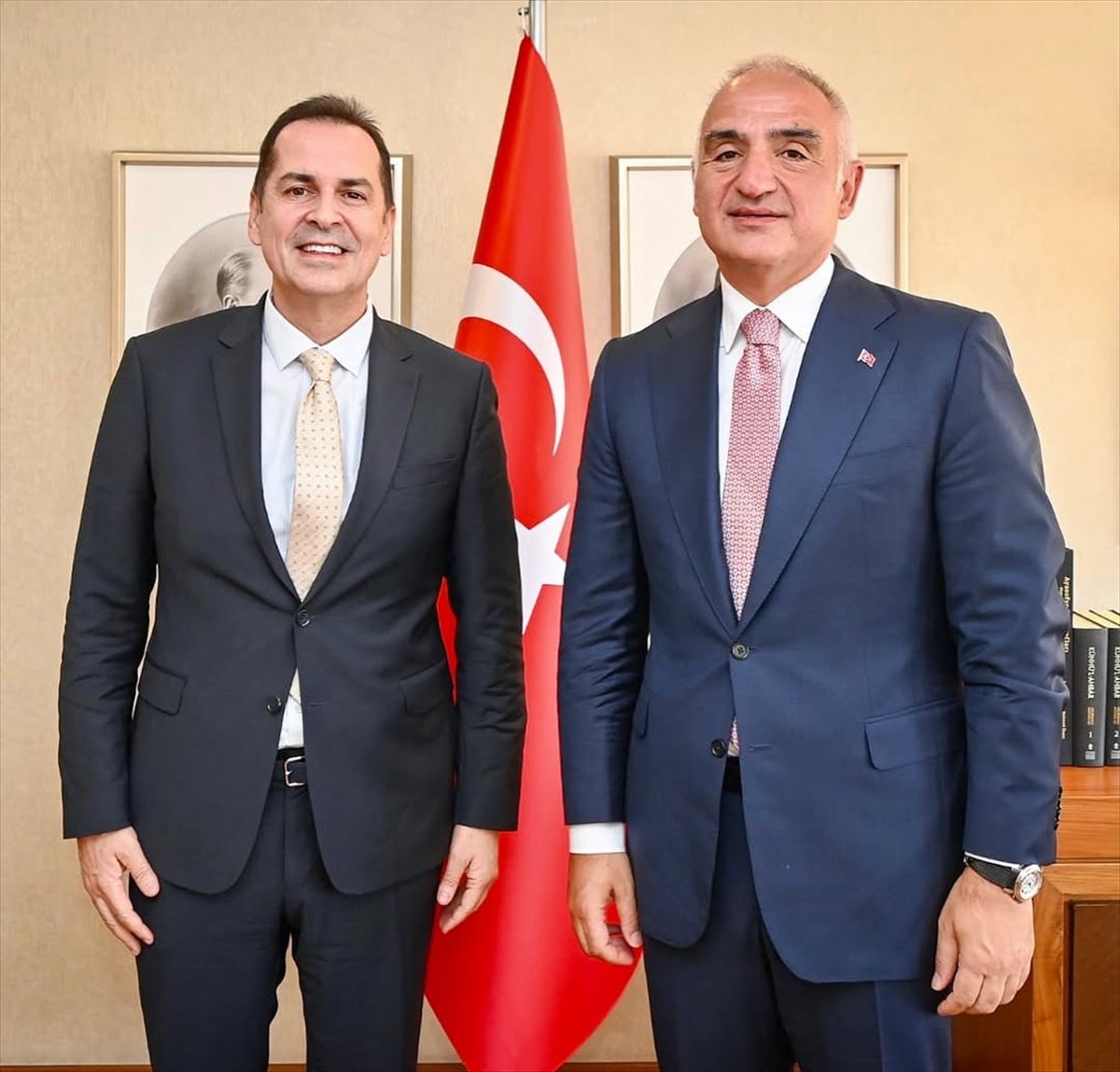 Kültür ve Turizm Bakanı Mehmet Nuri Ersoy (sağda), Antalyaspor Başkanı Rıza Perçin'i (solda)...