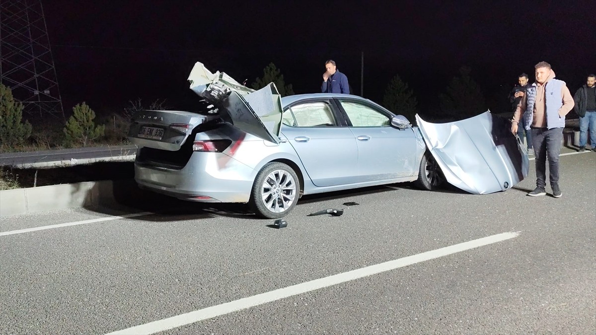 Kütahya'nın Tavşanlı ilçesinde, kamyonla çarpışan otomobildeki sürücü öldü, bir kişi...