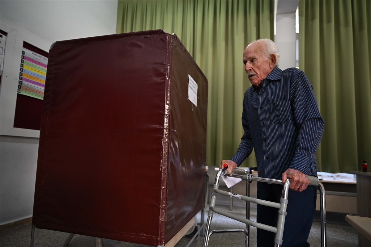 Kuzey Kıbrıs Türk Cumhuriyeti'nde (KKTC) cumhurbaşkanı seçiminde oy verme işlemlerinin...