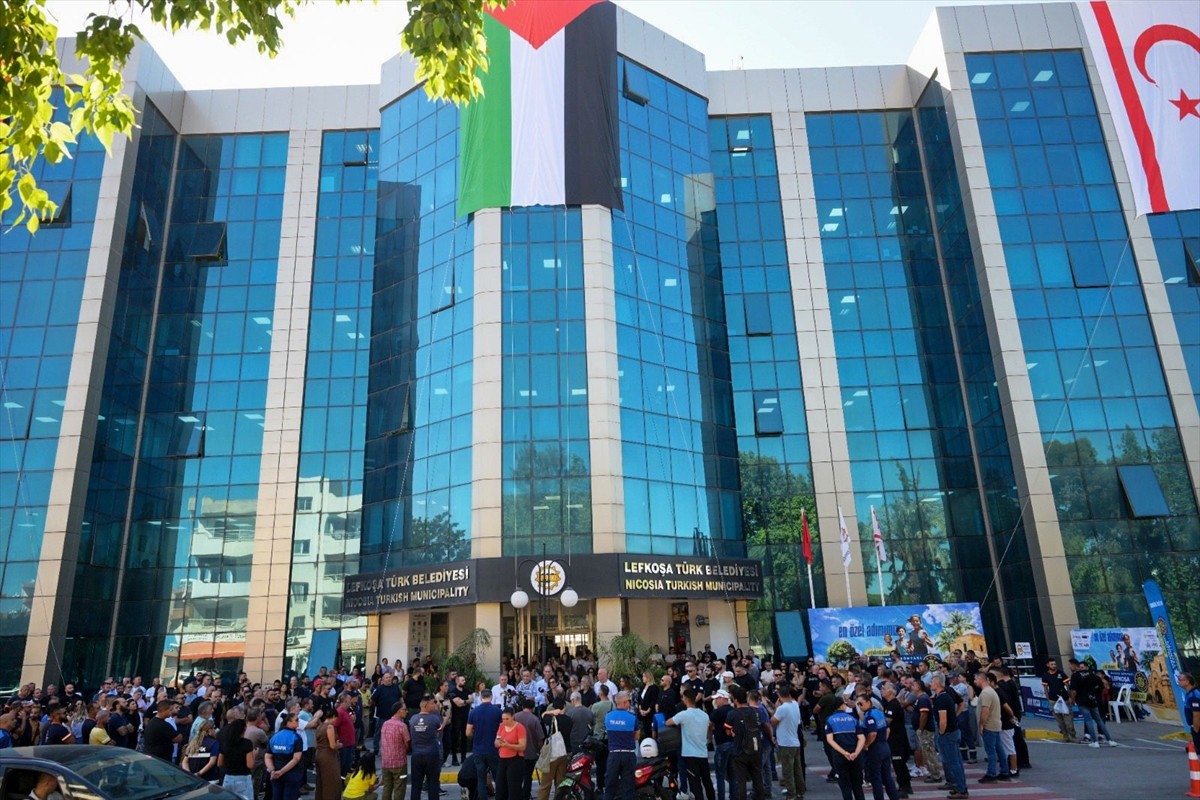 Kuzey Kıbrıs Türk Cumhuriyeti'nin (KKTC) Lefkoşa Türk Belediyesi (LTB) binasına Gazze halkı ile...