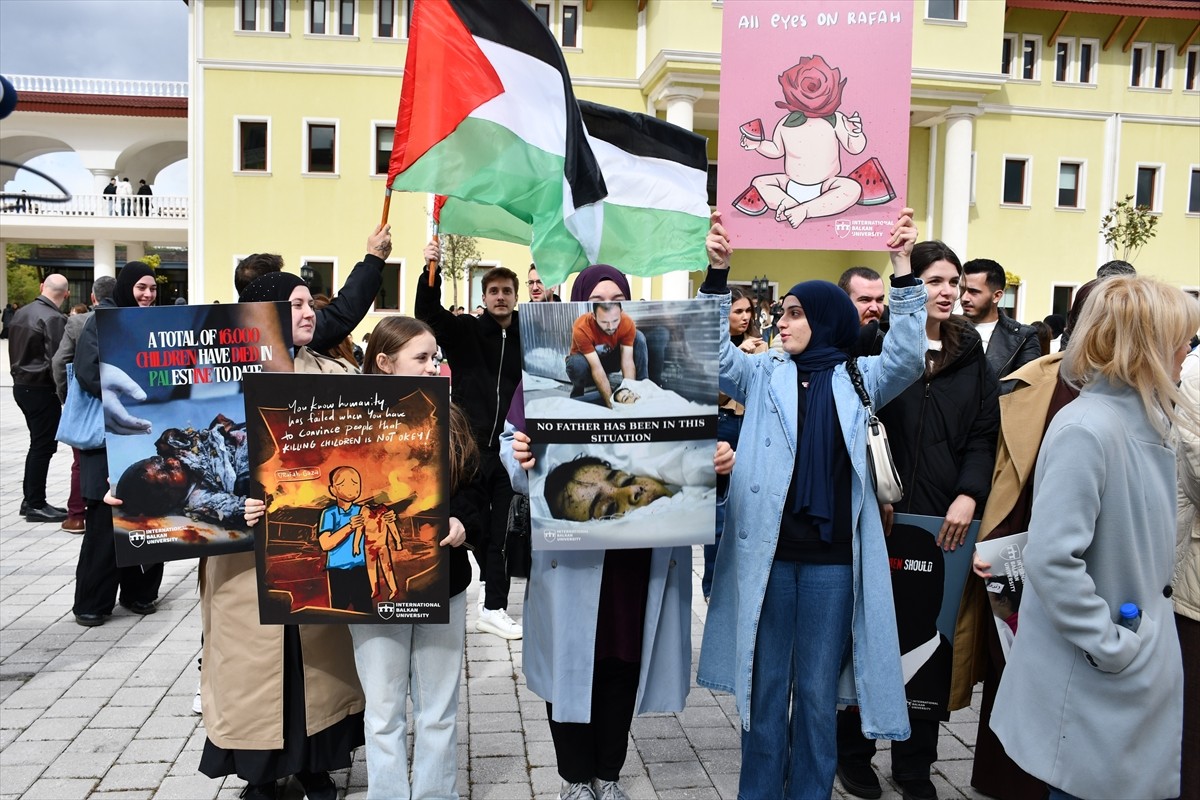 Kuzey Makedonya’nın başkenti Üsküp’te, Uluslararası Balkan Üniversitesi (IBU) öğrencileri...
