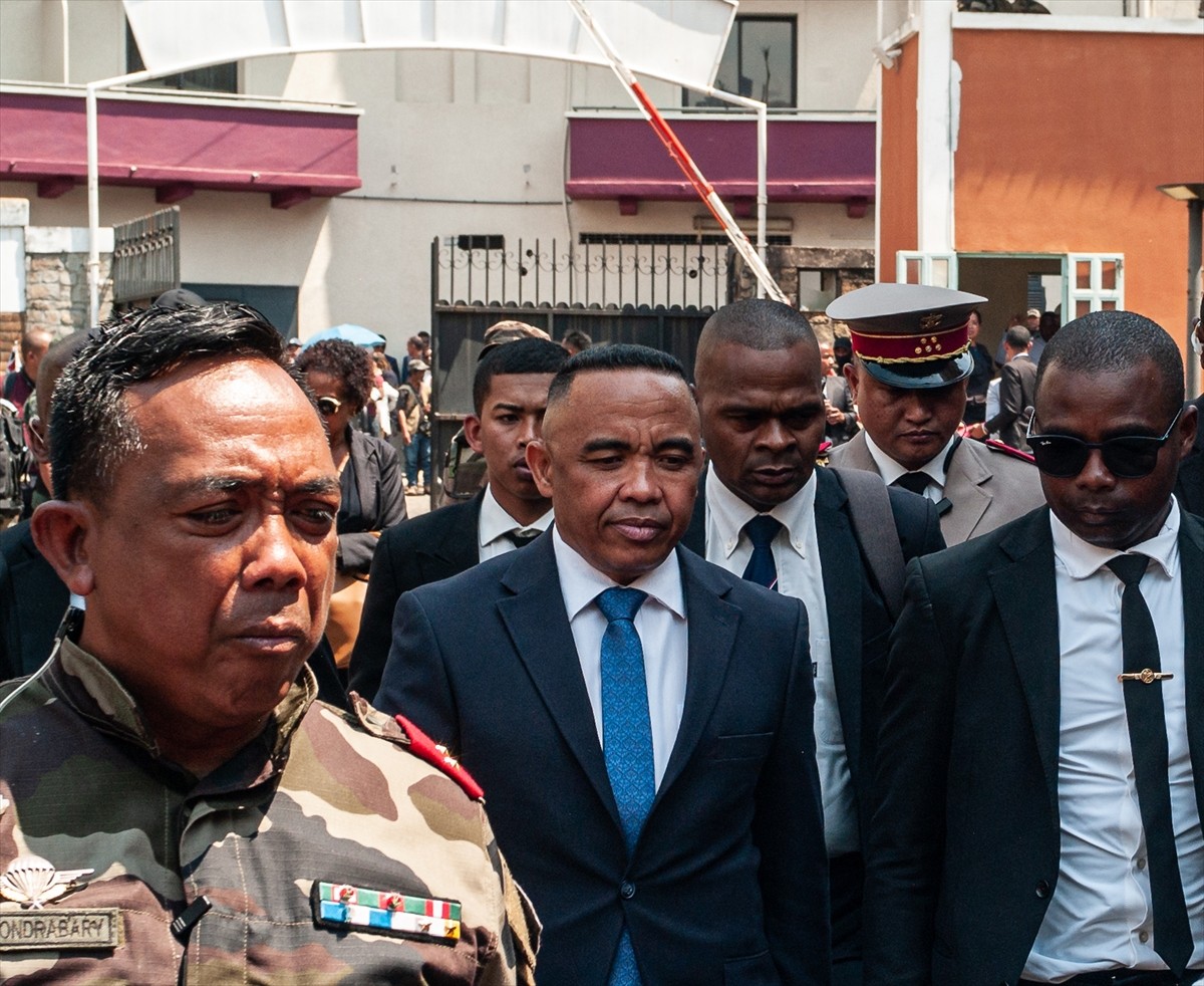 Madagaskar’da ordunun desteğiyle yönetimi el geçiren askeri grubun lideri Albay Michael...