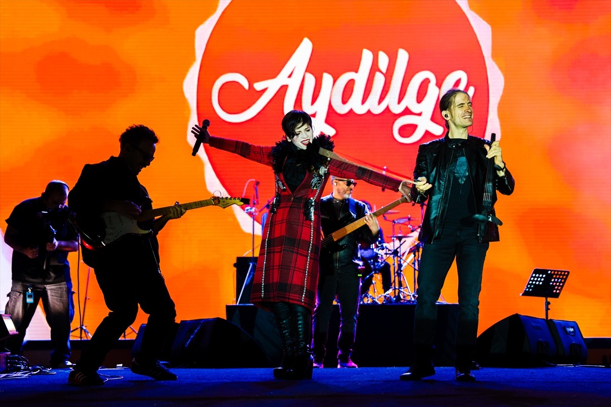 Malatya Kültür Yolu Festivali'nde sahne alan şarkıcı Aydilge, Filistin mücadelesine destek verdi....