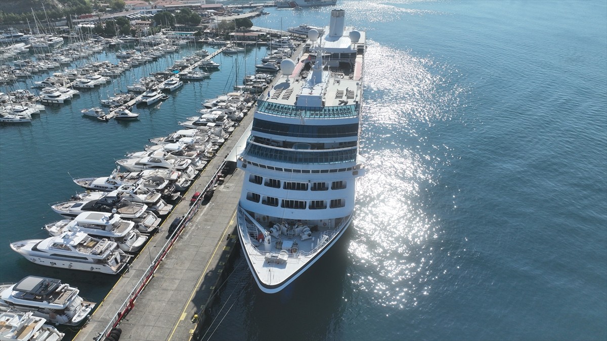 Malta bayraklı "Azamara Onward" isimli kruvaziyer, 650 yolcusuyla Muğla'nın Marmaris ilçesine...