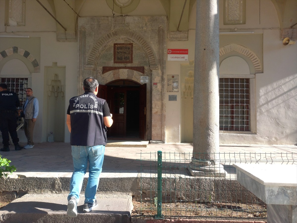  Manisa'da camiye girerek ahlaka aykırı davranışlarda bulundukları iddia edilen 3 şüpheliden 2'si...