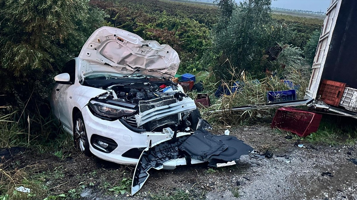  Manisa'nın Alaşehir ilçesinde, devrilen kamyonetin karşı şeride geçerek otomobille çarpışması...