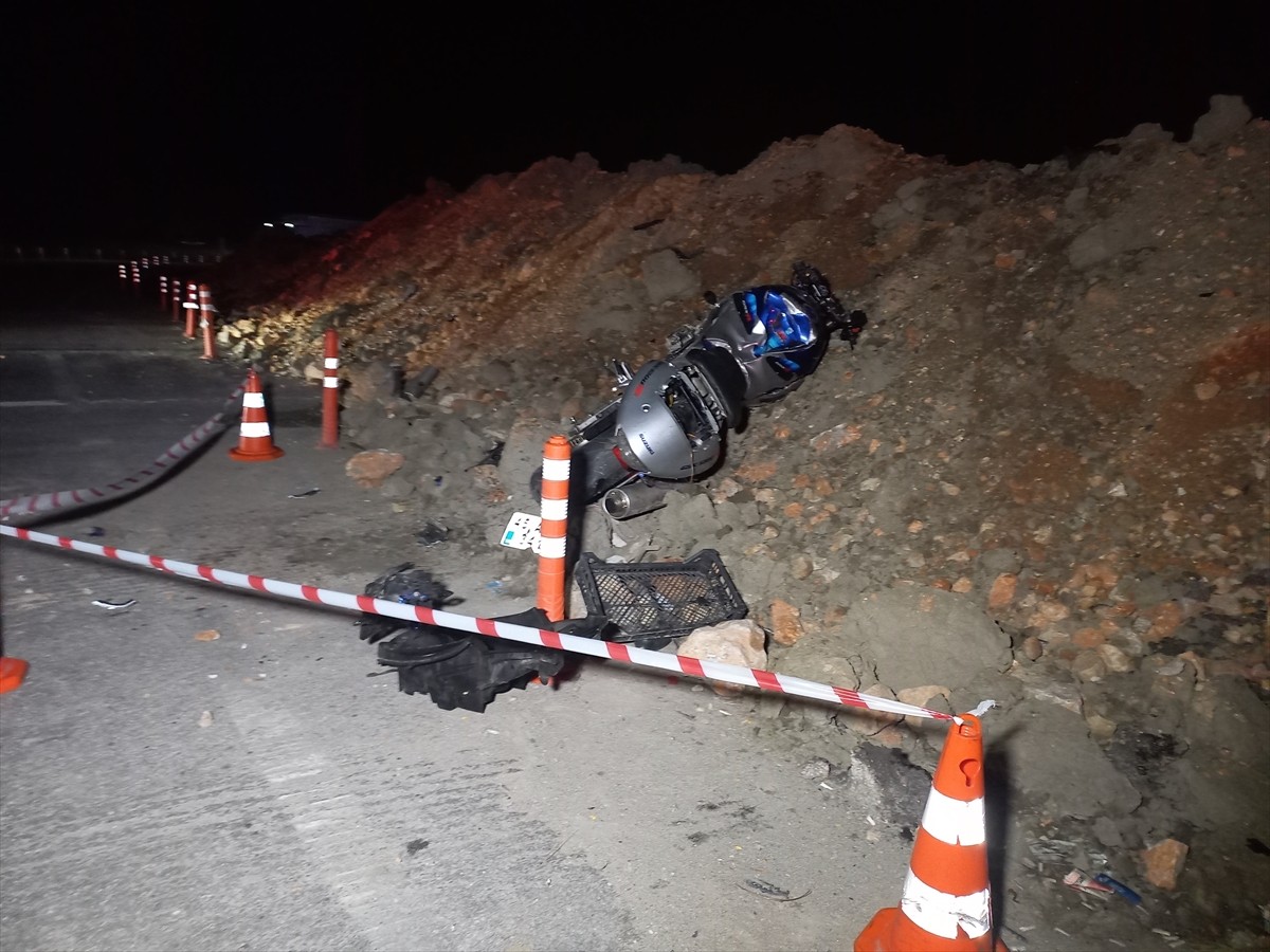 Manisa'nın Şehzadeler ilçesinde, kanala düşen motosikletin sürücüsü hayatını kaybetti.
