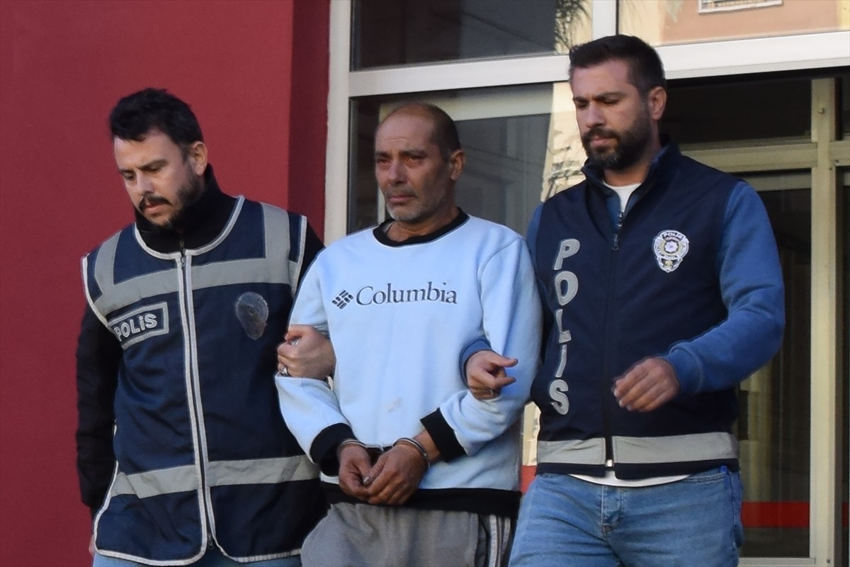 Manisa'nın Turgutlu ilçesinde eşi tarafından av tüfeğiyle vurulan kadın hastanede yaşamını...