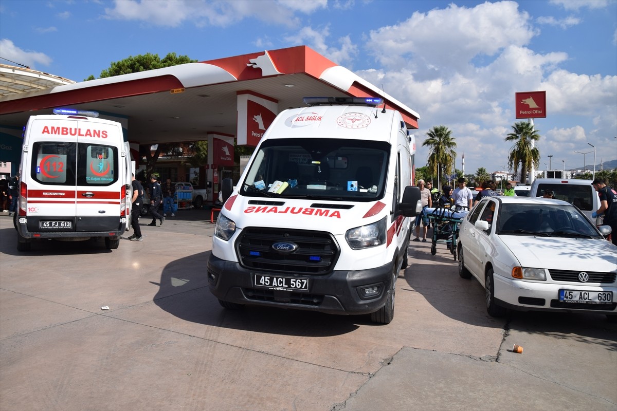 Manisa'nın Turgutlu ilçesinde eski eşi ve yanındaki kişiyi bıçakla yaralayan şüpheli gözaltına...