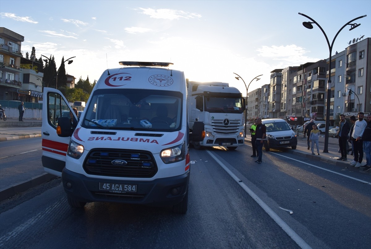 Manisa'nın Turgutlu ilçesinde kamyonun çarptığı genç ağır yaralandı.