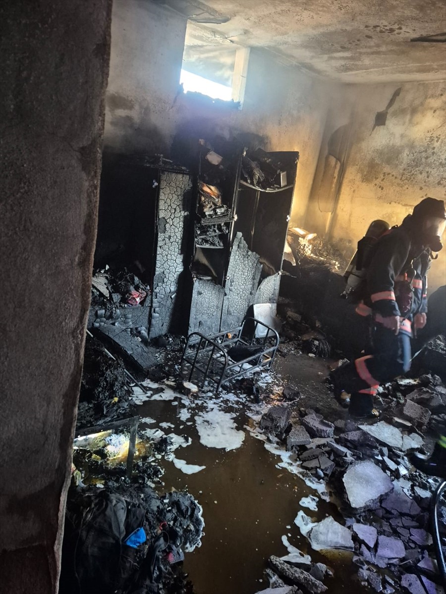 Mardin'in Kızıltepe ilçesinde bir binada çıkan yangında dumandan etkilenen 1 çocuk öldü, 12 kişi...