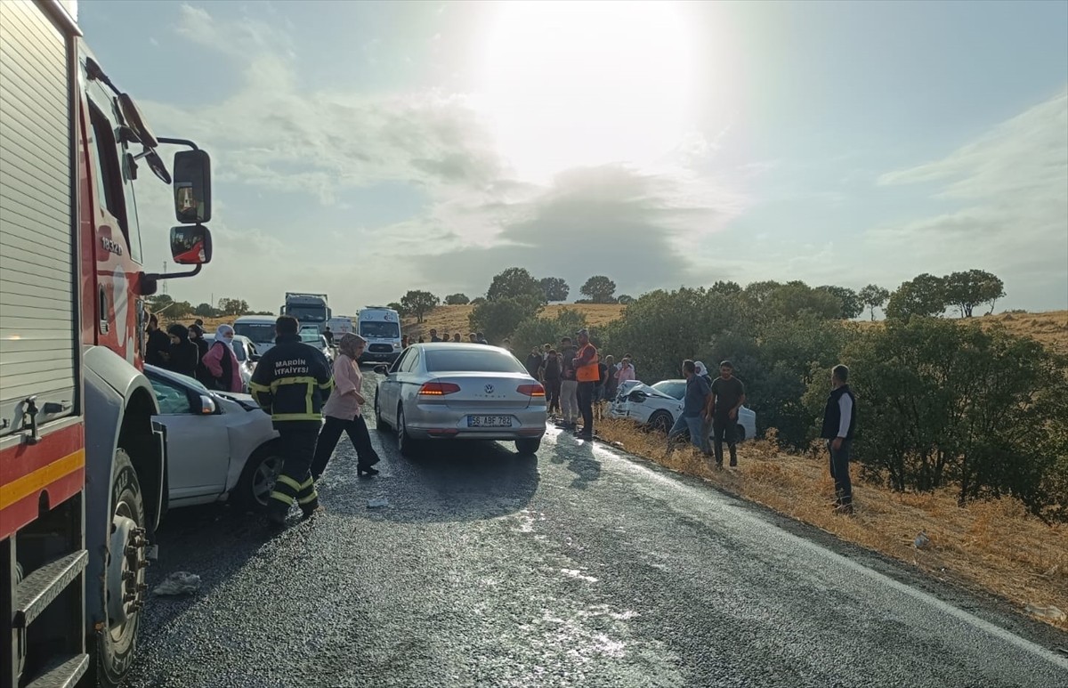  Mardin'in Mazıdağı ilçesinde 2 otomobilin çarpışması sonucu 1'i ağır 4 kişi yaralandı.