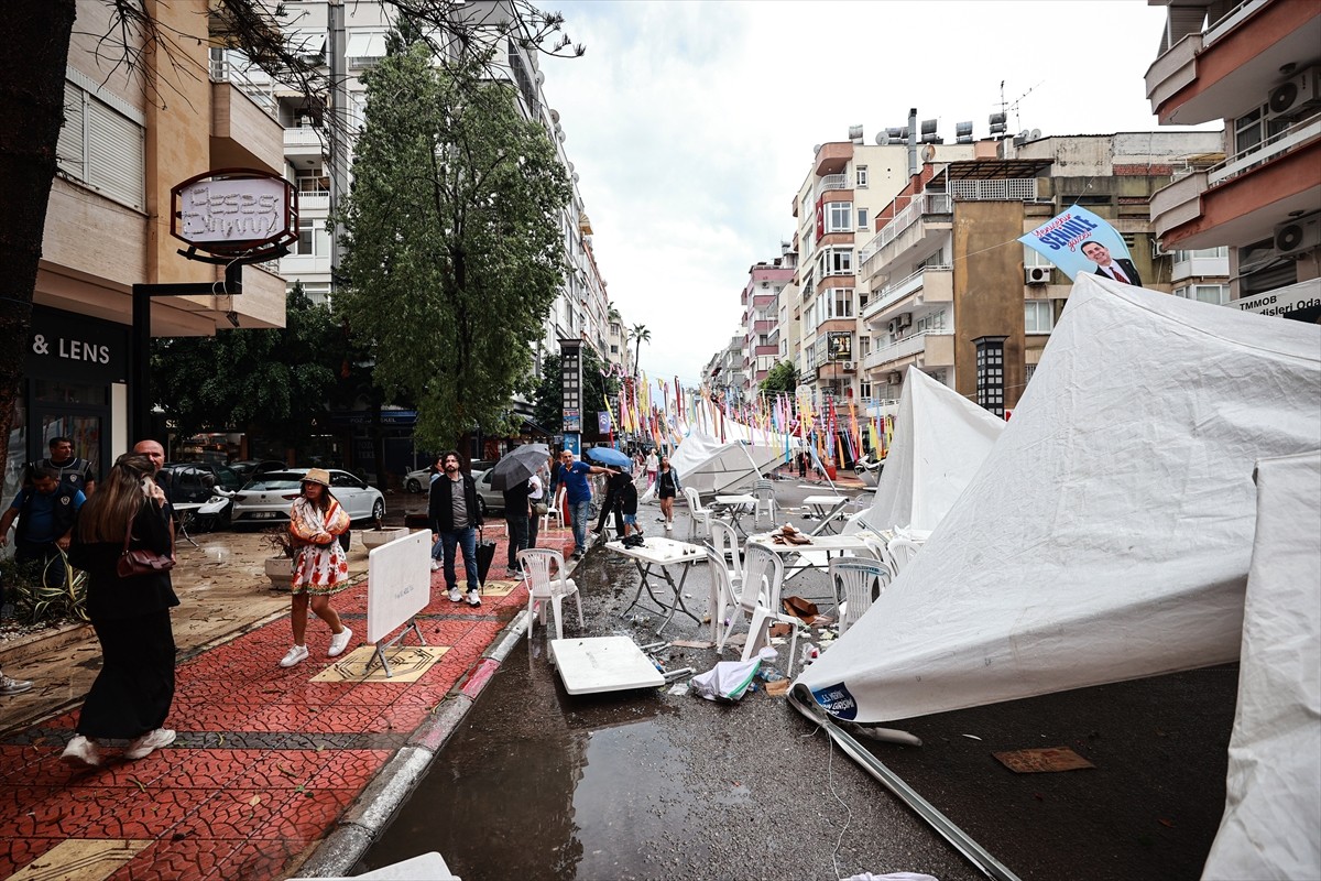 Mersin'de sağanak ve şiddetli rüzgar hayatı olumsuz etkiledi. Yenişehir Belediyesince Kushimoto...