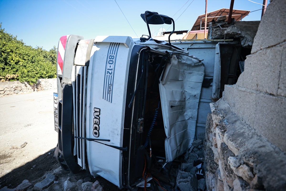 Mersin'in Erdemli ilçesinde müstakil evin deposuna çarpan kamyondaki 2 kişi yaralandı. Çarpmanın...