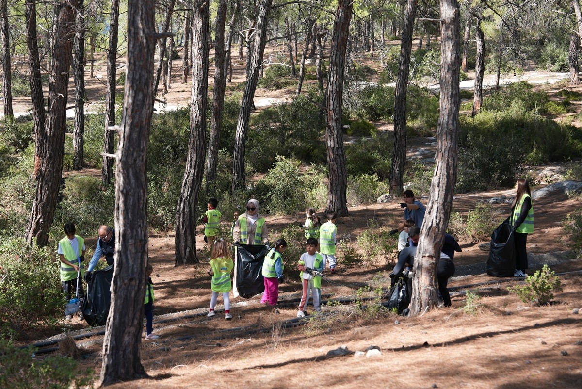 Mersin'in Erdemli ilçesinde "Doğa Müfettişleri" projesi kapsamında öğrenciler ormanlık alanda çöp...