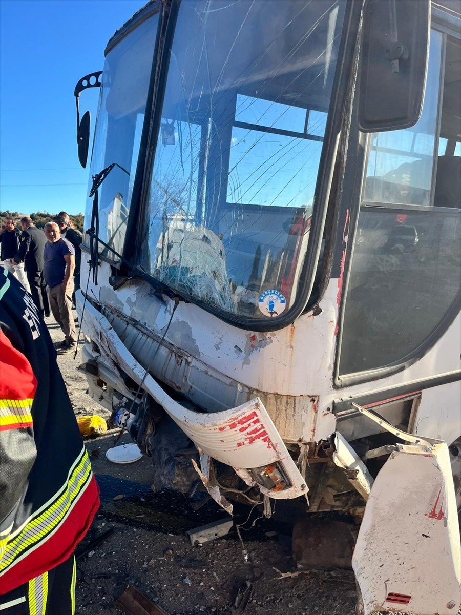 Mersin'in Gülnar ilçesinde tarım işçilerini taşıyan midibüs ile otomobilin çarpışması sonucu 3...