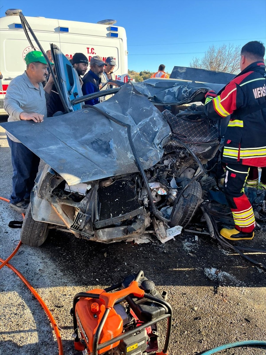 Mersin'in Gülnar ilçesinde tarım işçilerini taşıyan midibüs ile otomobilin çarpışması sonucu 3...