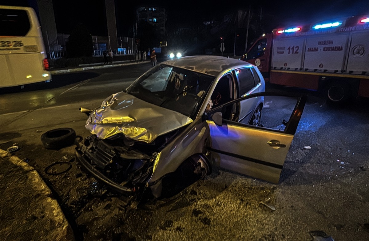 Mersin'de Kavşakta Otomobil Kazası: Sürücü Yaralandı, toroslarda kaza, asayiş
