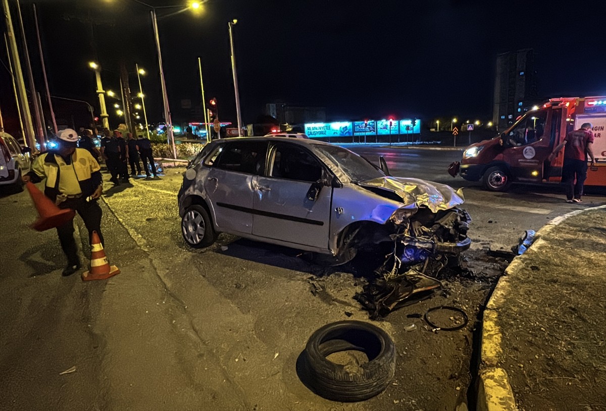 Mersin'in merkez Toroslar ilçesinde kavşaktaki direklere ve refüje çarpan seyir halindeki...