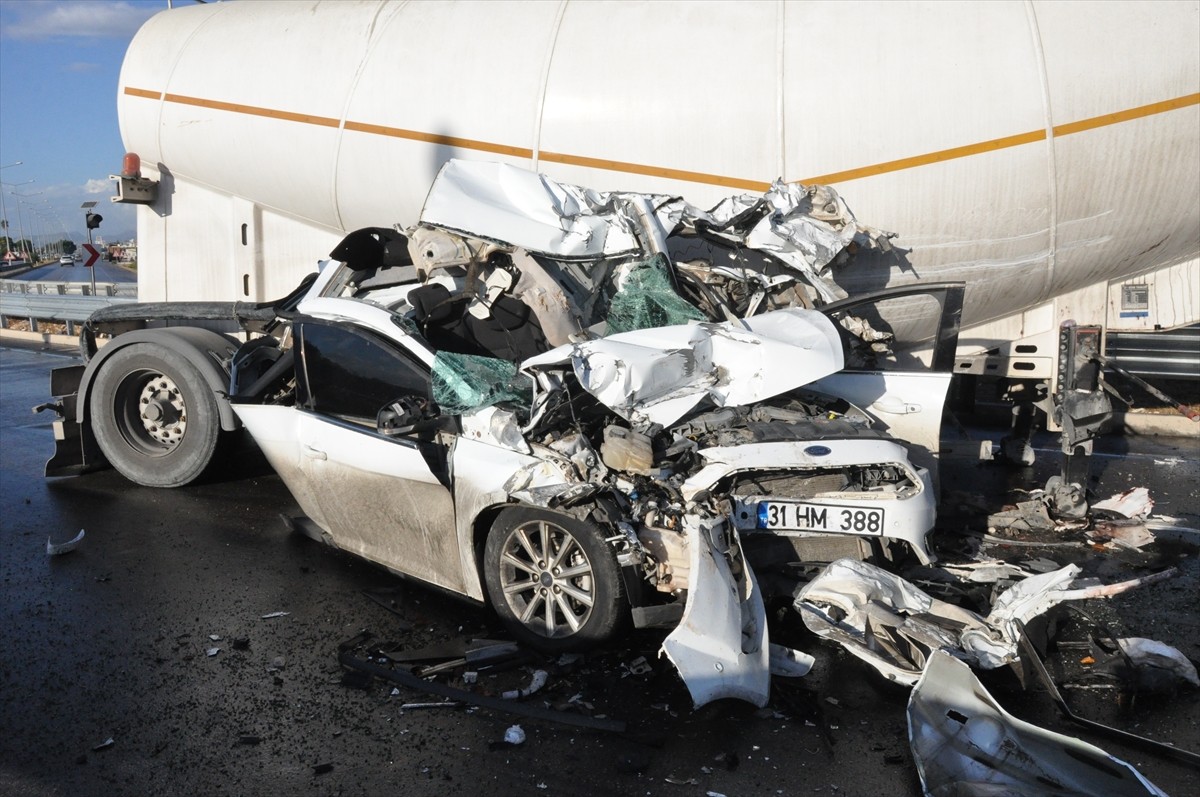 Mersin'in Silifke ilçesinde üç aracın karıştığı zincirleme trafik kazasında 1 kişi...