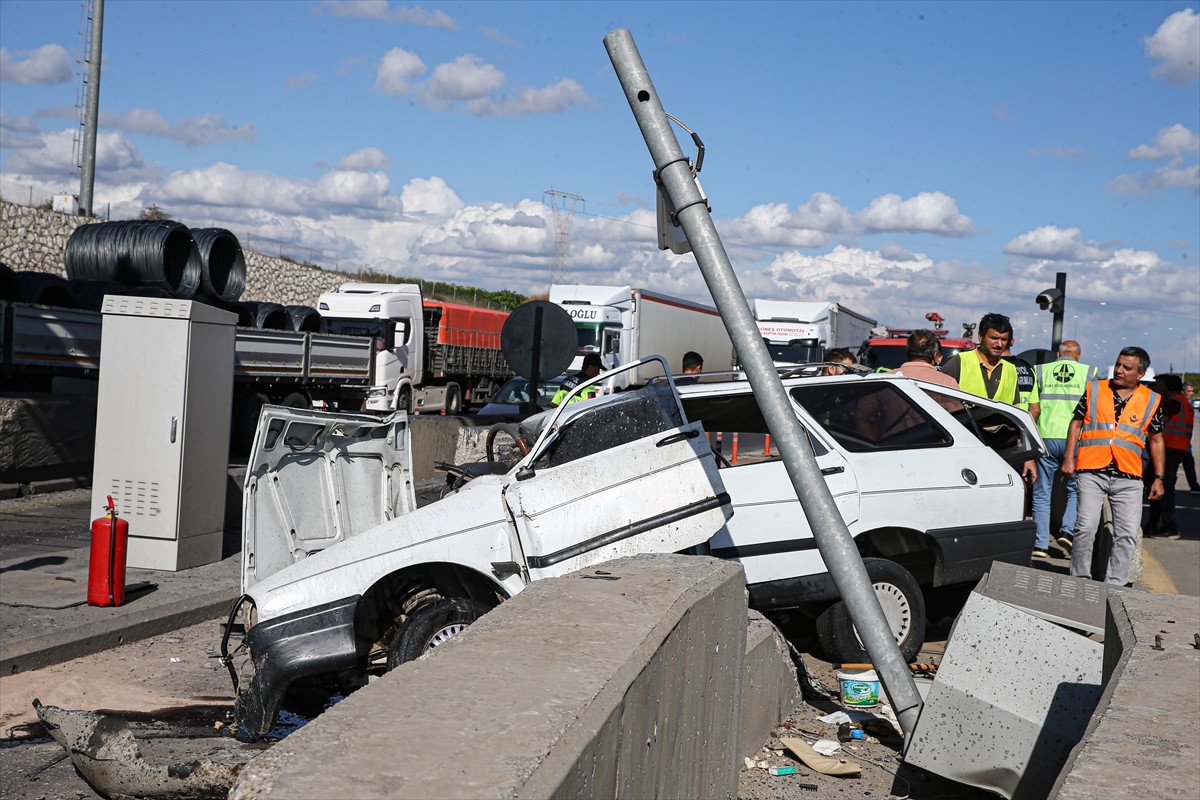 Mersin'in Tarsus ilçesinde otoyol gişelerindeki beton bariyere çarpan otomobildeki 2 kişi yaşamını...
