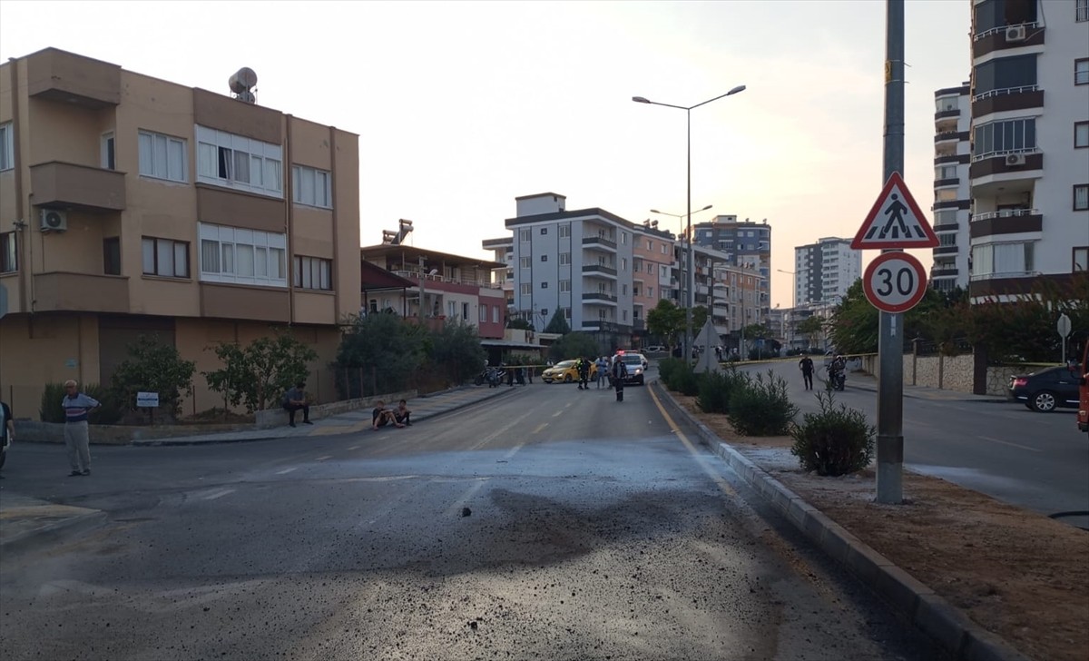 Mersin'in Tarsus ilçesinde sızıntı oluşan doğal gaz hattının alev alması sonucu 2 kişi...