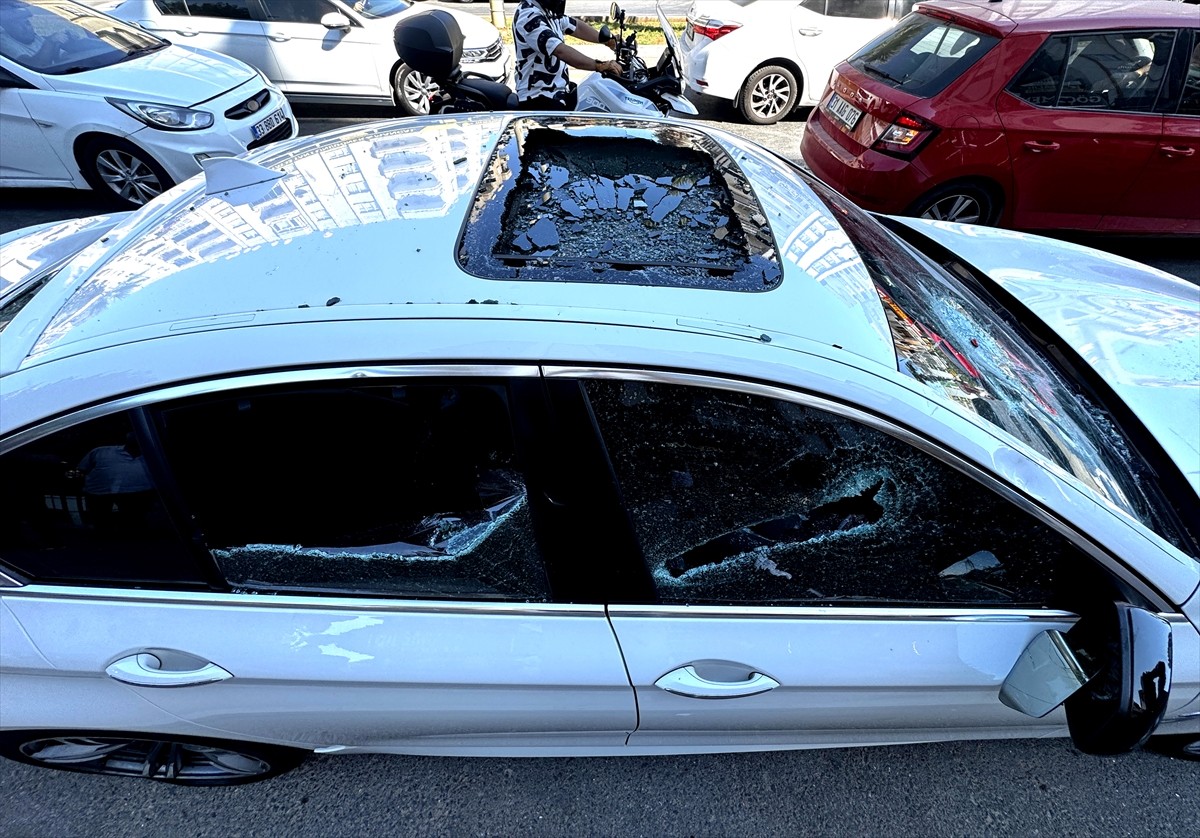 Mersin'in Yenişehir ilçesinde tartıştıkları kişilerin 2 otomobiline zarar vermeleri güvenlik...