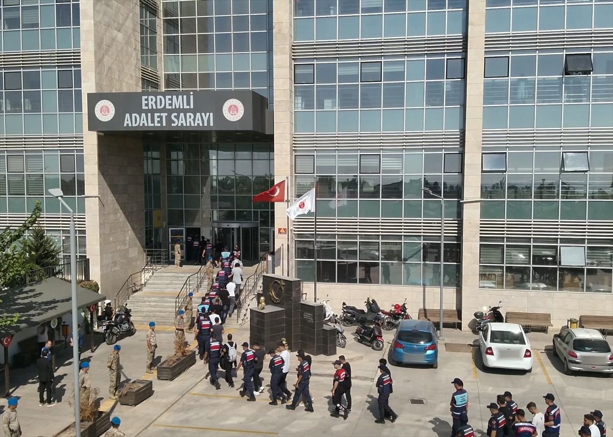 Mersin merkezli 6 ilde yasa dışı bahis suçuna yönelik jandarma ekiplerince düzenlenen...