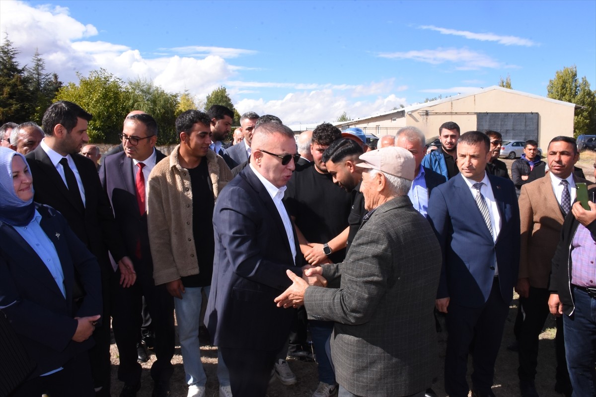 MHP Genel Başkan Yardımcısı İzzet Ulvi Yönter (ön sağ 2), memleketi Afyonkarahisar'ın Emirdağ...