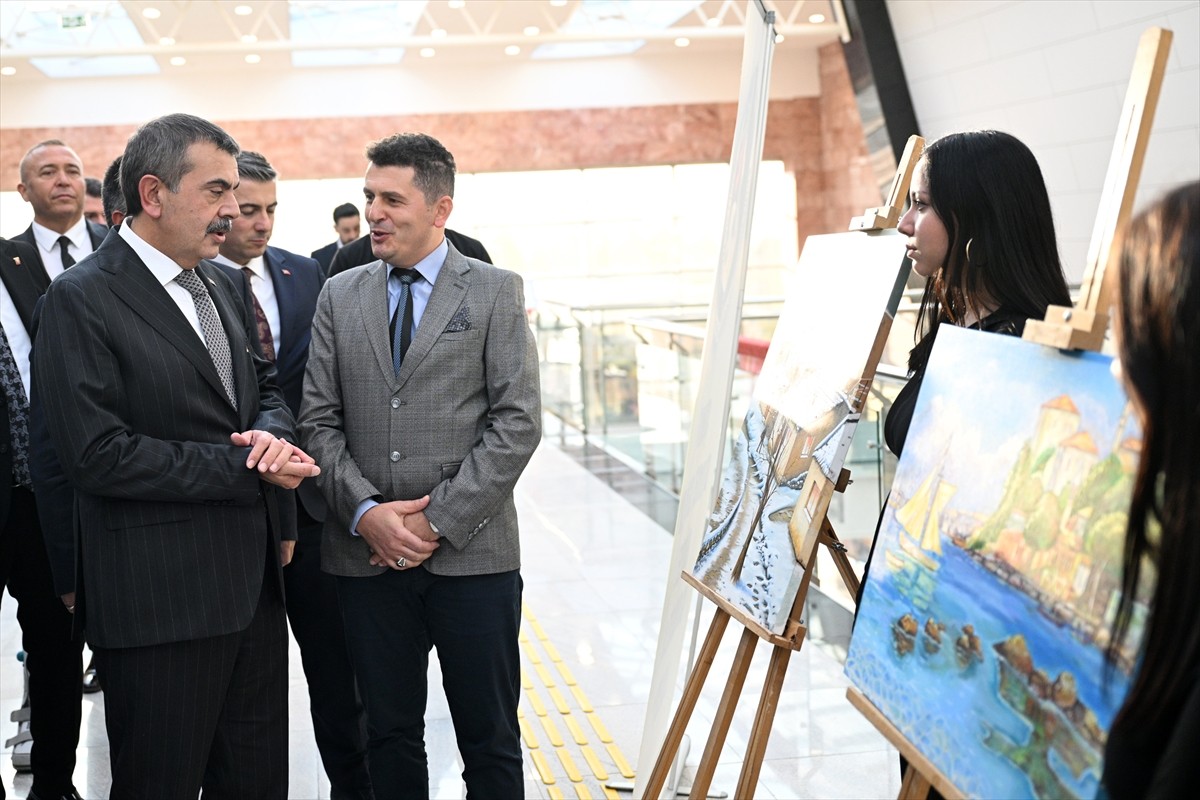 Milli Eğitim Bakanı Yusuf Tekin (ortada), Nevşehir'de düzenlenen "Kim Var" sanat etkinliğine...