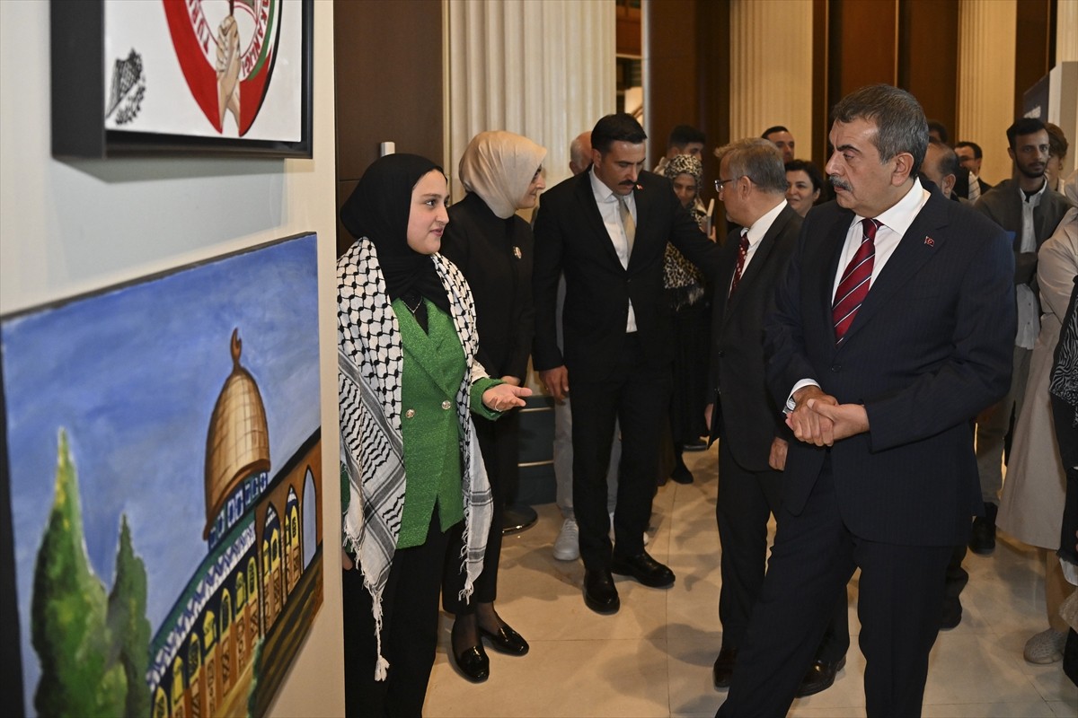 Milli Eğitim Bakanı Yusuf Tekin, Türkiye'ye gelen Filistinli öğrencilerin yaptığı eserlerden...