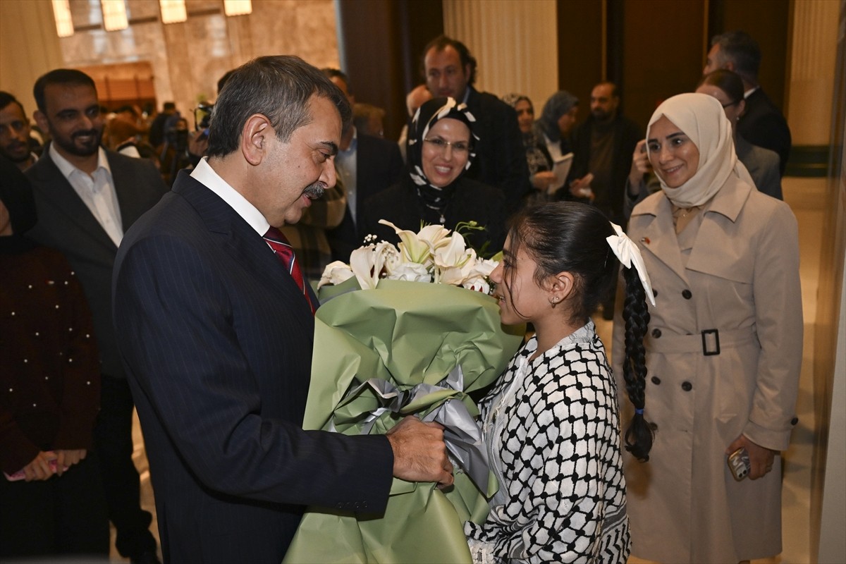 Milli Eğitim Bakanı Yusuf Tekin, Türkiye'ye gelen Filistinli öğrencilerin yaptığı eserlerden...