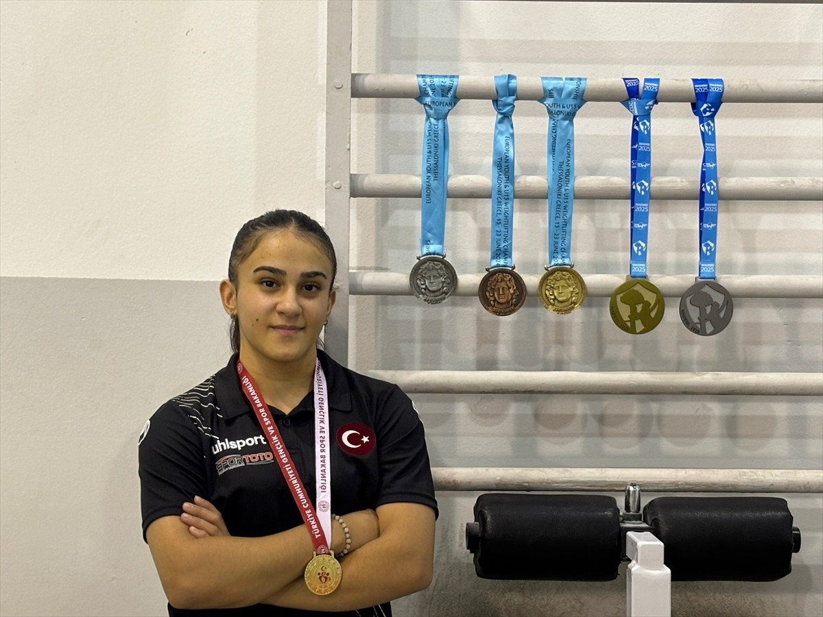 Milli halterci Türkan Beşikçi, Çin'de düzenlenecek 2026 Dünya Halter Şampiyonası'nda altın madalya...