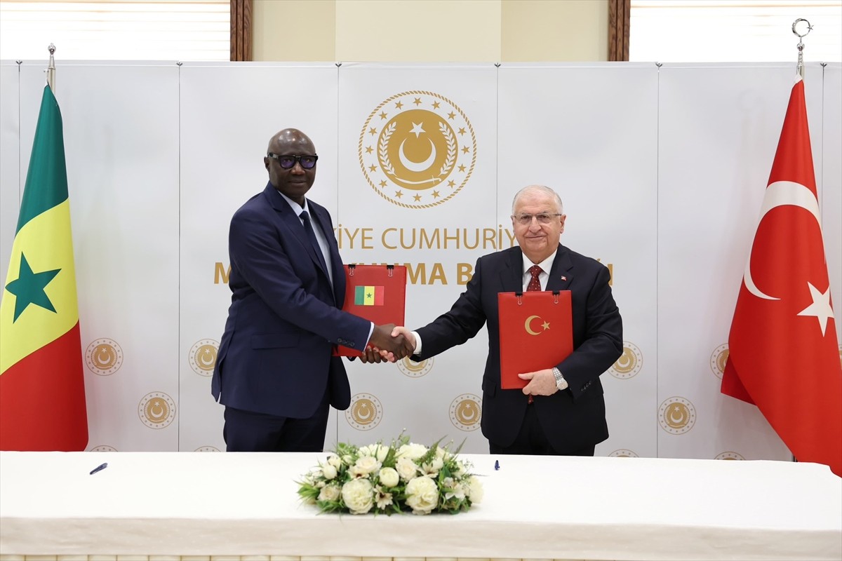 Milli Savunma Bakanı Yaşar Güler, Senegal Silahlı Kuvvetler Bakanı Birame Diop ile bir araya...