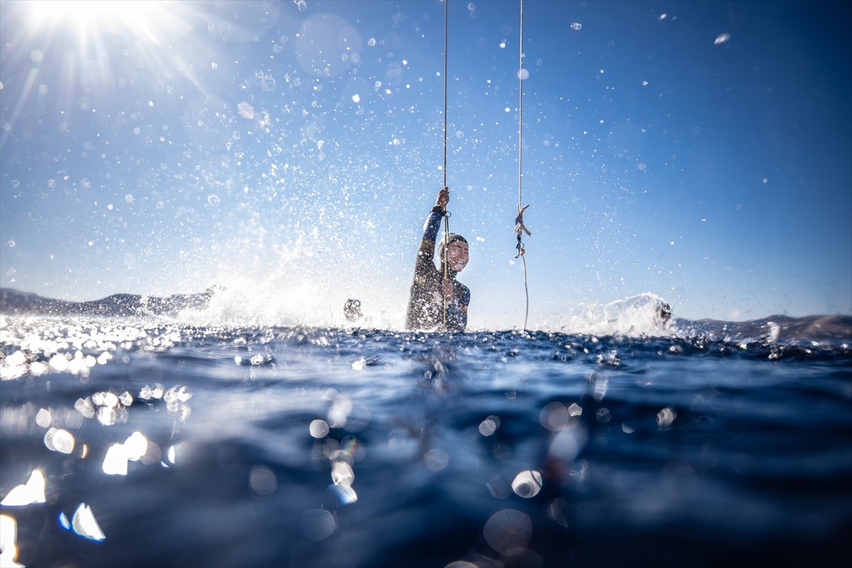 Milli sporcu Şahika Ercümen, Gazze halkına dayanışma mesajı vermek amacıyla Antalya'nın Kaş...