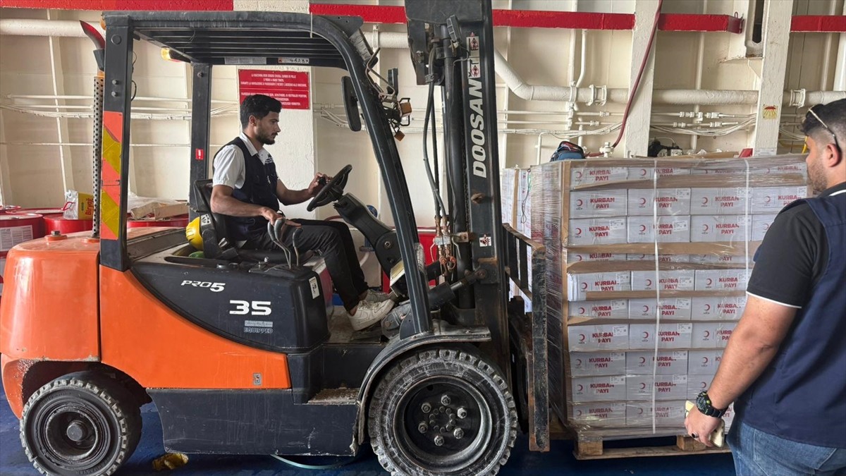 Mısır'ın El-Ariş Limanı'na yanaşan 17. "İyilik Gemisi"ndeki insani yardım malzemeleri, Gazzelilere...
