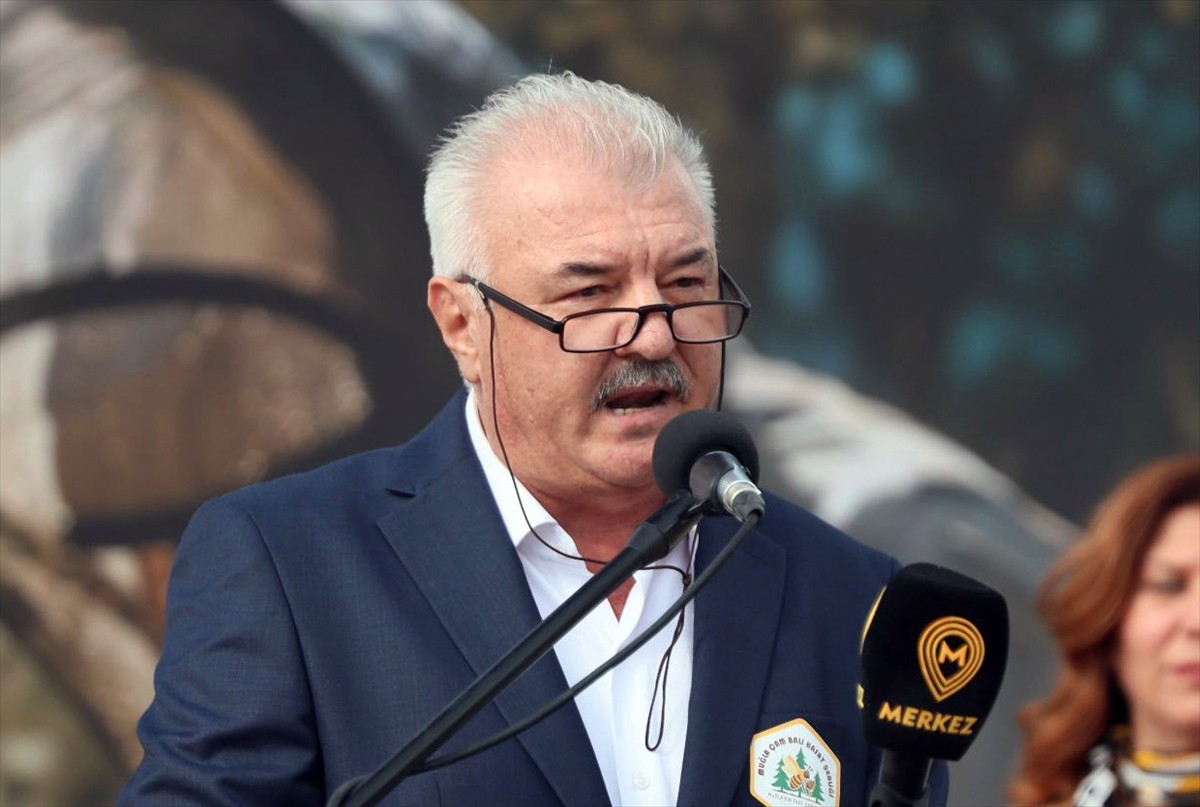 Muğla'da, Çam Balı Hasat Şenliği düzenlendi. "Muğla'nın Tadı, Çam Balı" sloganıyla Menteşe Kent...