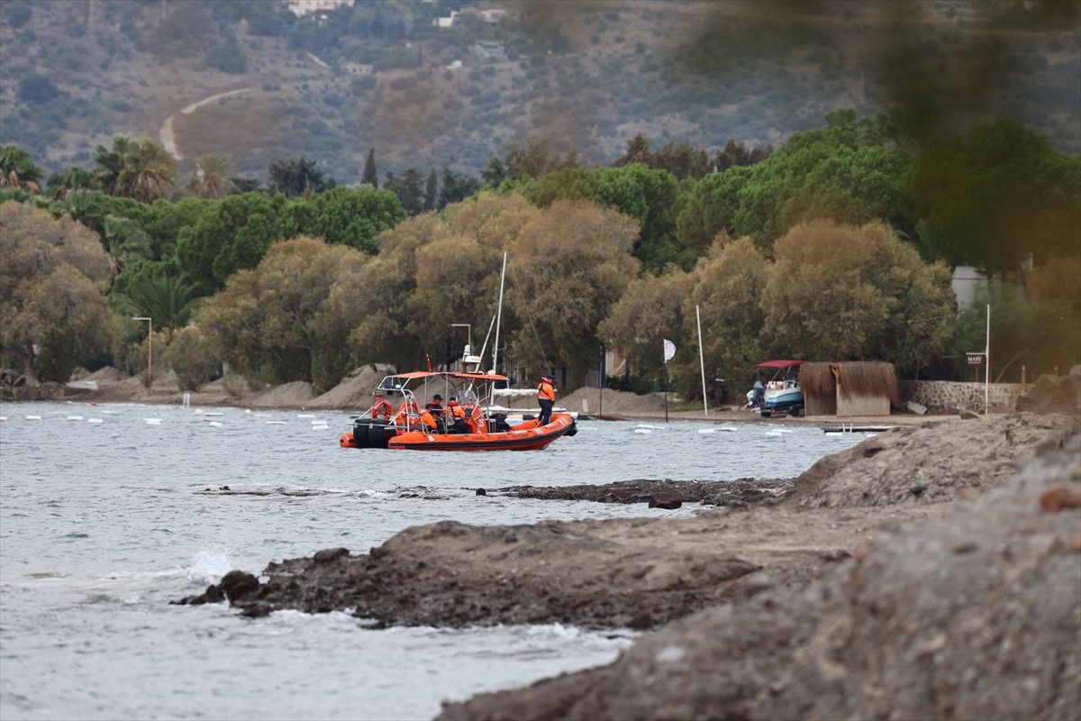Muğla'nın Bodrum ilçesi açıklarında teknenin batması sonucu 14 düzensiz göçmen öldü, 2 kişi...