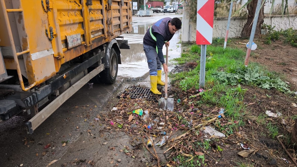 Muğla'nın Bodrum ilçesinde sağanak yaşamı olumsuz etkiledi. Yüksek kesimlerden gelen yağmur suları...