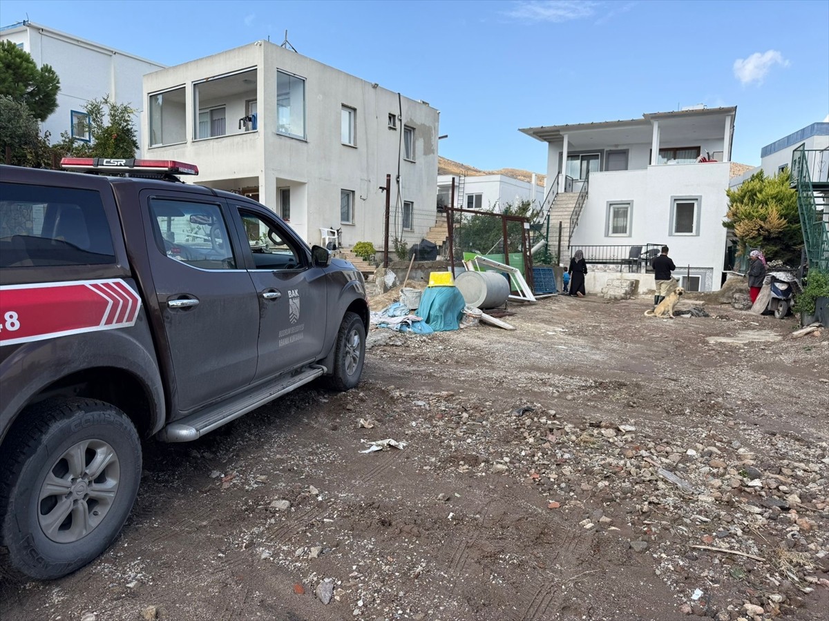 Muğla'nın Bodrum ilçesinde sağanak yaşamı olumsuz etkiledi. Yüksek kesimlerden gelen yağmur suları...