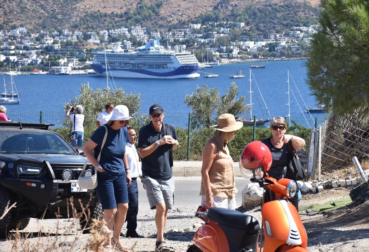 Muğla'nın Bodrum ilçesine "Marella Discovery 2" isimli kruvaziyer, 1722 turist getirdi. 