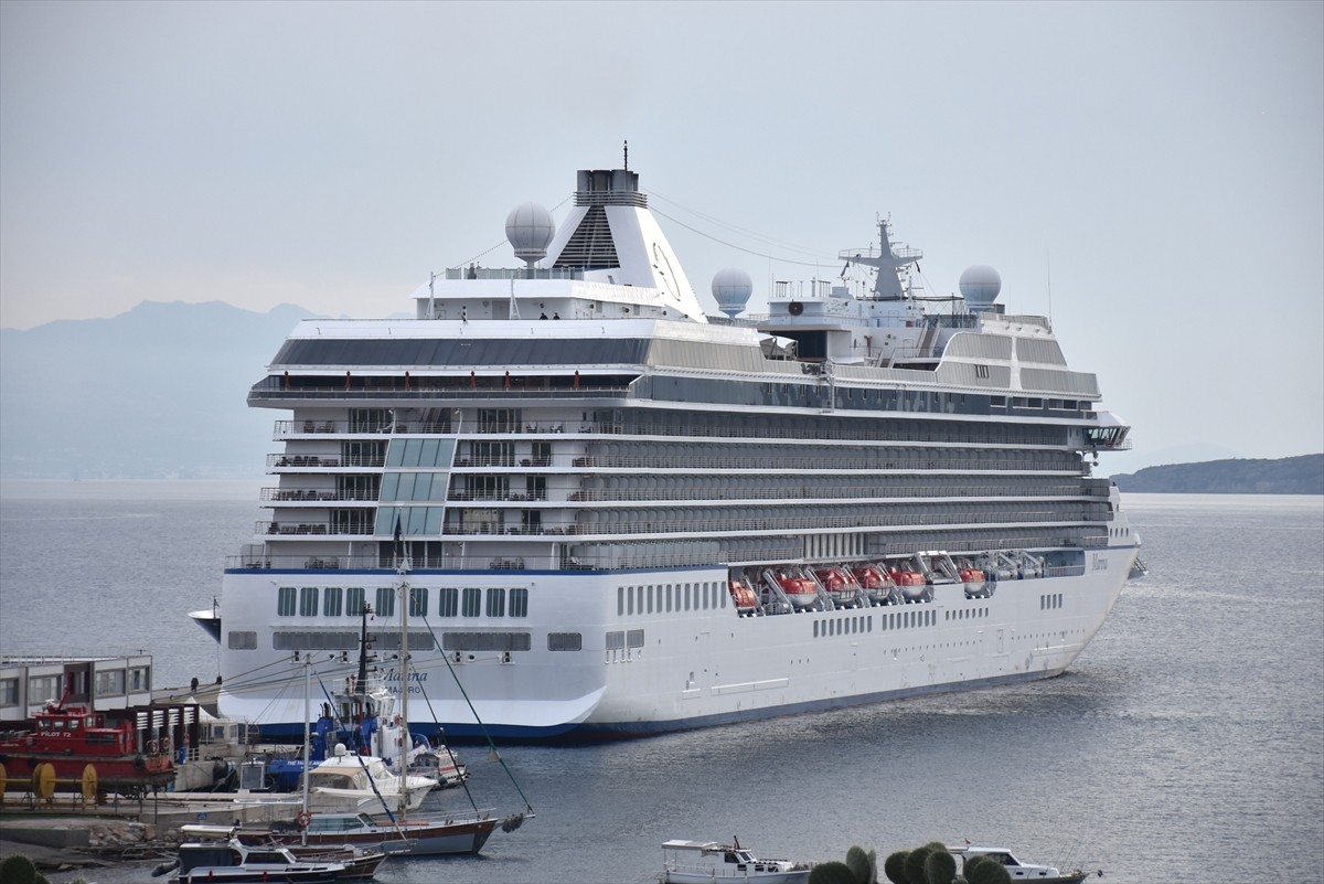 Muğla'nın Bodrum ilçesine "Marina" isimli kruvaziyer 1194 yolcu getirdi. İzmir'in Dikili...