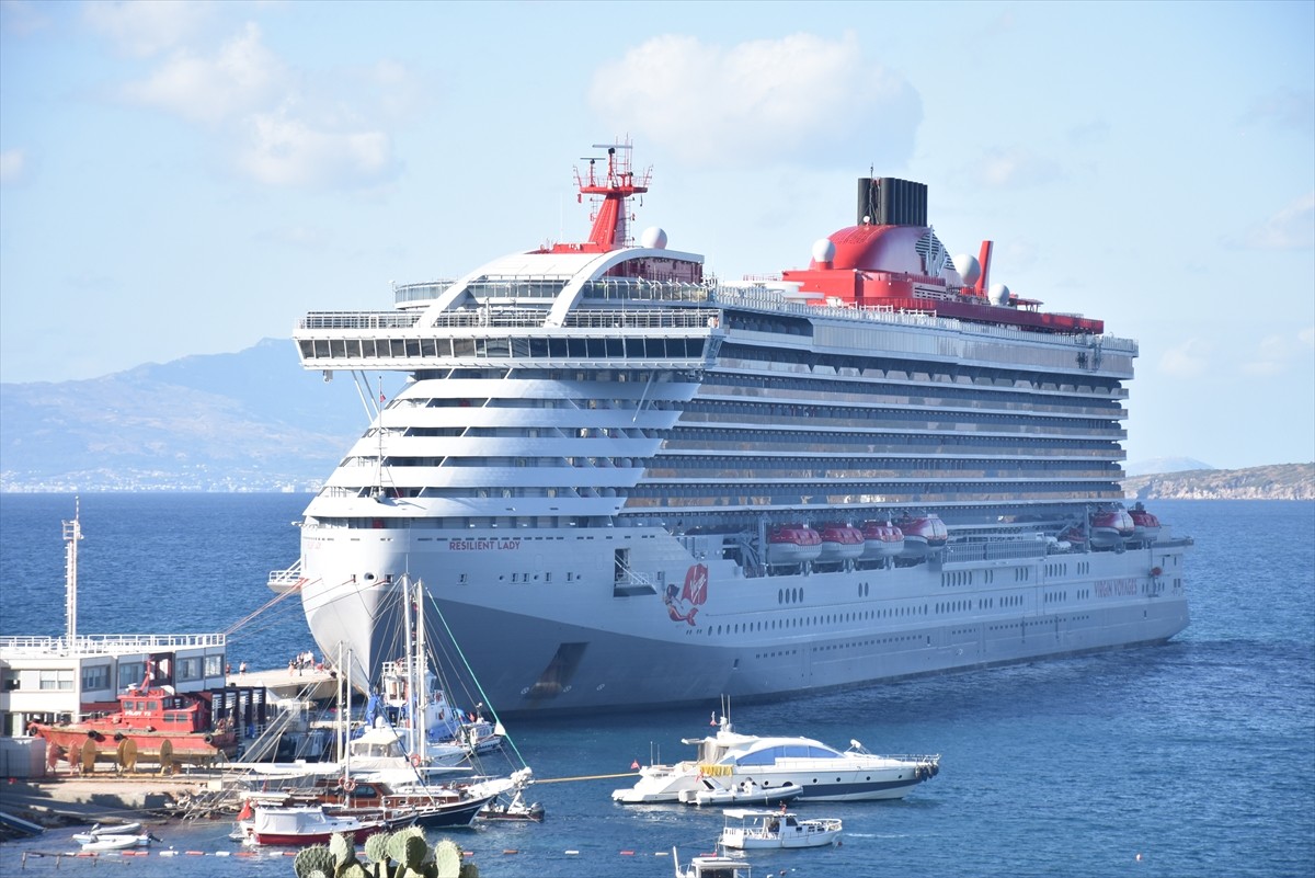 Muğla'nın Bodrum ilçesine "Resilient Lady" kruvaziyeri 2 bin 612 yolcu getirdi. Santorini...