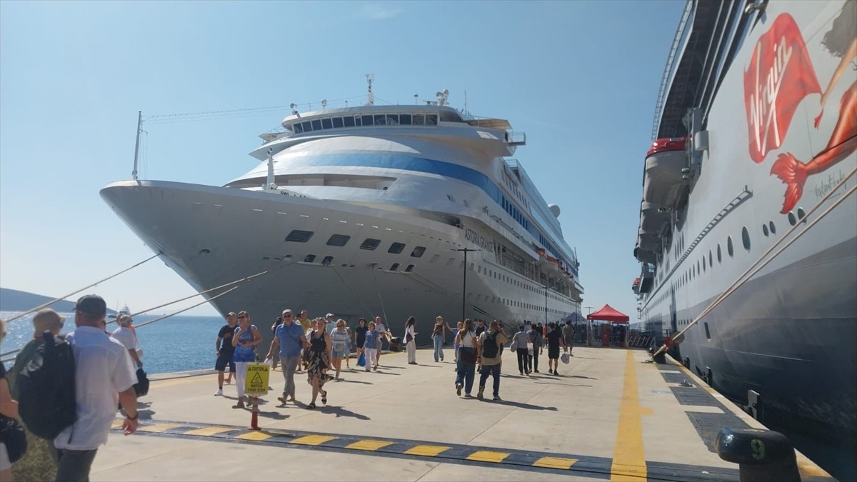 Muğla'nın Bodrum ilçesine, "Resilient Lady" ve "Astoria Grande" isimli kruvaziyerler 3 bin 308...