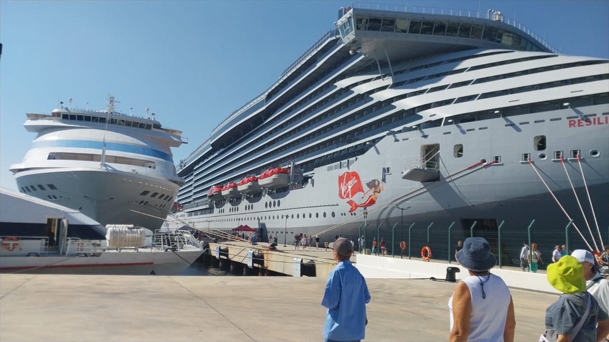 Muğla'nın Bodrum ilçesine, "Resilient Lady" ve "Astoria Grande" isimli kruvaziyerler 3 bin 308...