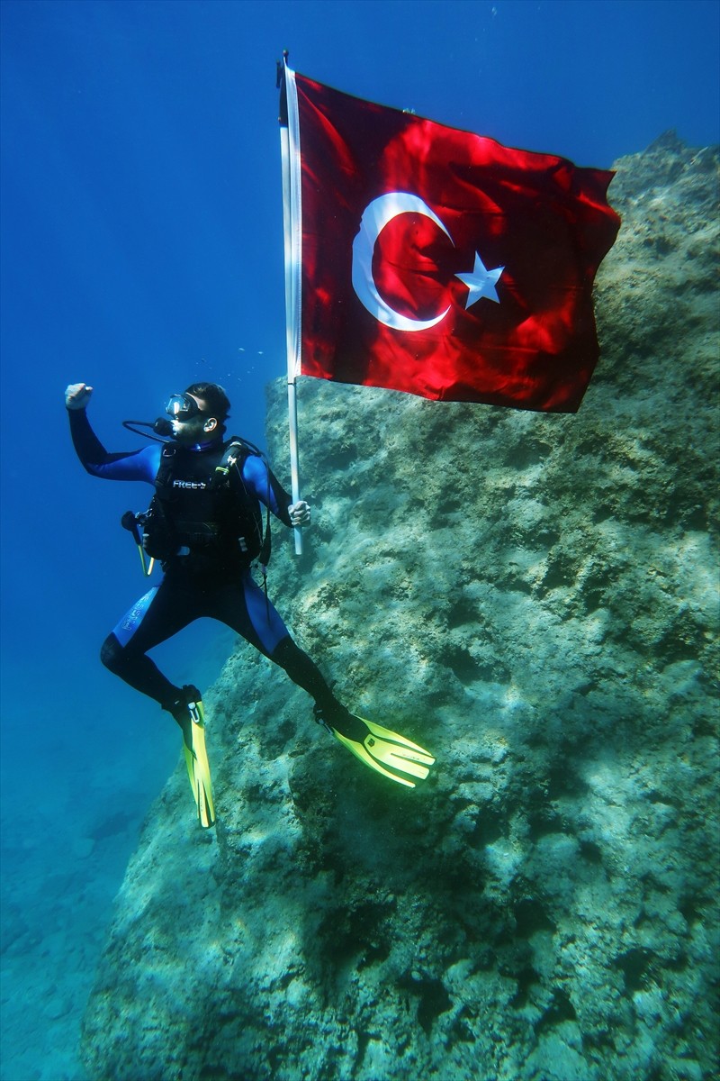 Muğla'nın Fethiye ilçesinde, 29 Ekim Cumhuriyet Bayramı kutlamaları kapsamında dalgıçlar su...