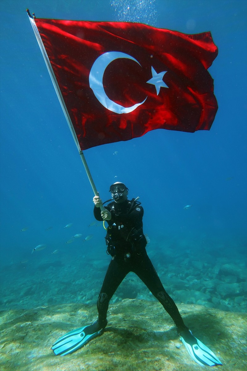 Muğla'nın Fethiye ilçesinde, 29 Ekim Cumhuriyet Bayramı kutlamaları kapsamında dalgıçlar su...
